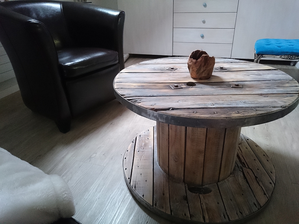 Kabeltrommel Tisch - runder Couchtisch aus Holz